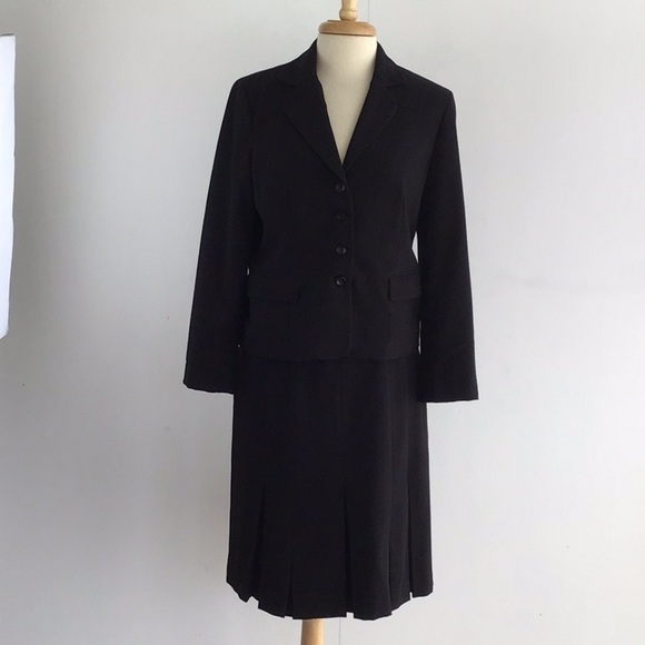 Skirt suit black lined Jones Wear stretch suit  box pleat skirt. Size 8.